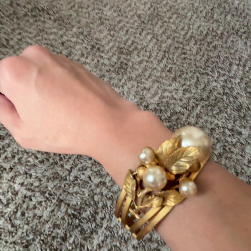 Elegant Vintage Coro Gold and Pearl Bracelet